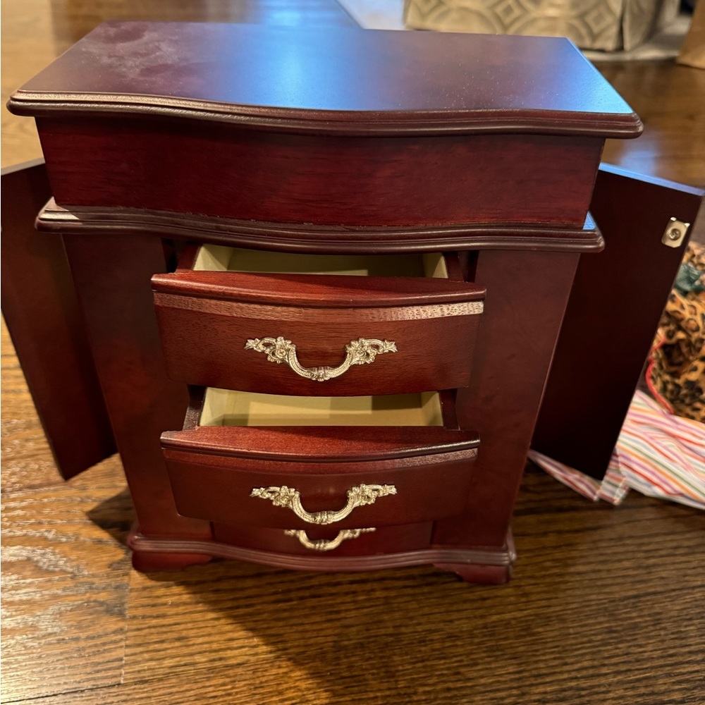 Wood jewelry box